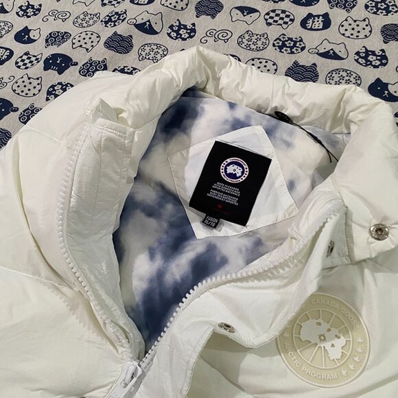 Canada Goose White Stand Collar Down Vest - Picture 8 of 11